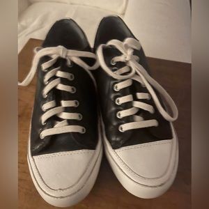 Vionic Black Leather Quilted Shoes size 7 women’s